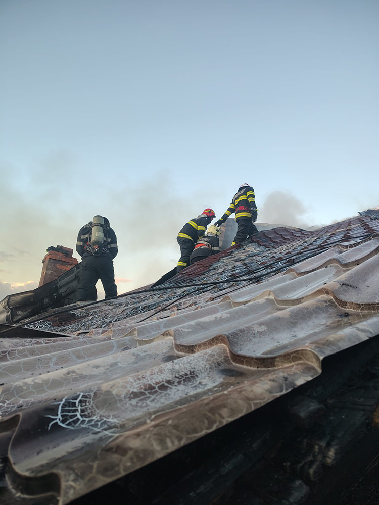 Două anexe și o parte dintr-o locuință au fost afectate de un incendiu în Neagra Șarului