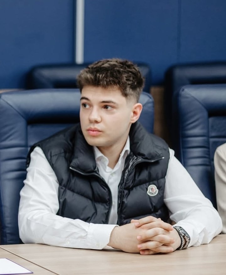 Giorgio Alexandro Juravle a câștigat etapa locală a concursului de traduceri "Mot à monde"