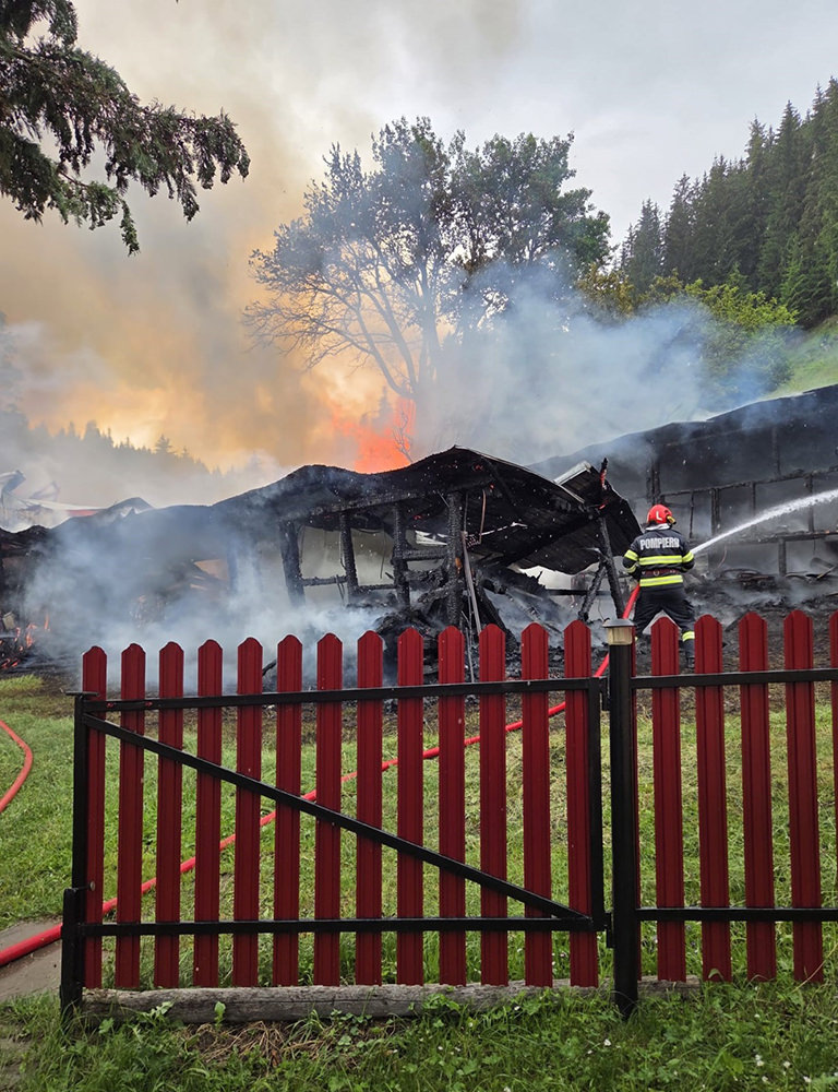 Pagube importante după un incendiu izbucnit într-o gospodărie din Sărișoru Mare
