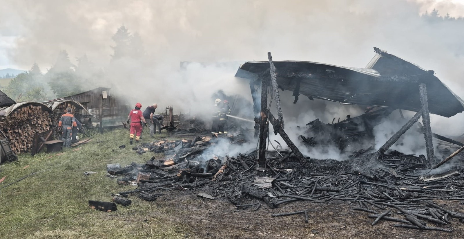 Pagube importante după un incendiu izbucnit într-o gospodărie din Sărișoru Mare