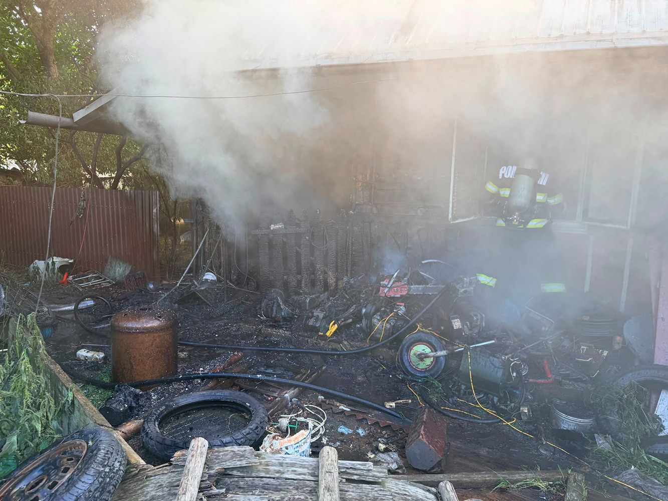 Pompierii au salvat o locuință și un adăpost de animale după un incendiu la Horodnic de Sus