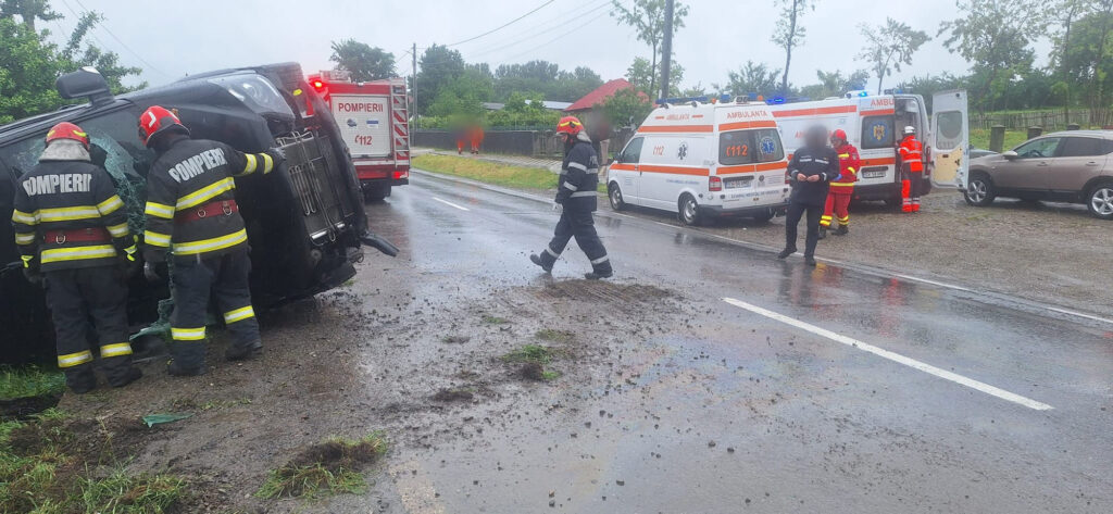 Un bărbat de 43 de ani a ajuns la spital după ce microbuzul în care se afla s-a răsturnat la Drăgușeni