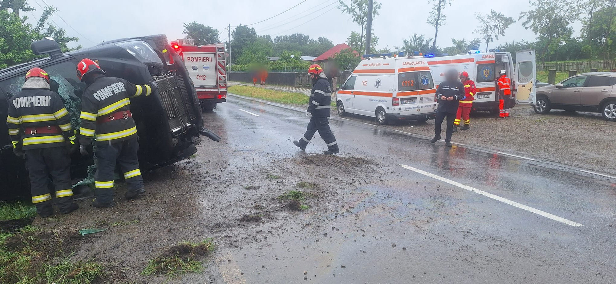 Un bărbat de 43 de ani a ajuns la spital după ce microbuzul în care se afla s-a răsturnat la Drăgușeni