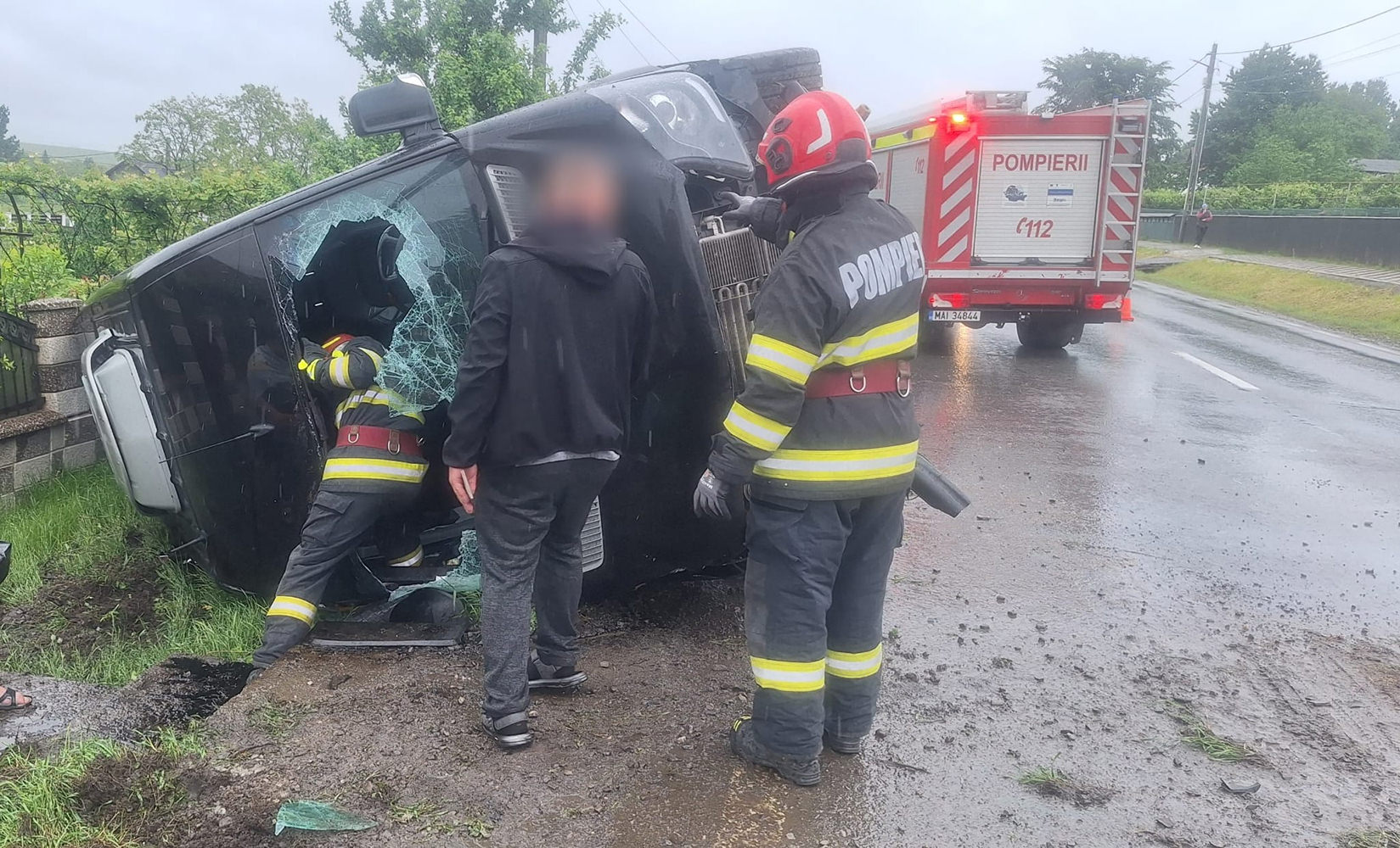 Un bărbat de 43 de ani a ajuns la spital după ce microbuzul în care se afla s-a răsturnat la Drăgușeni