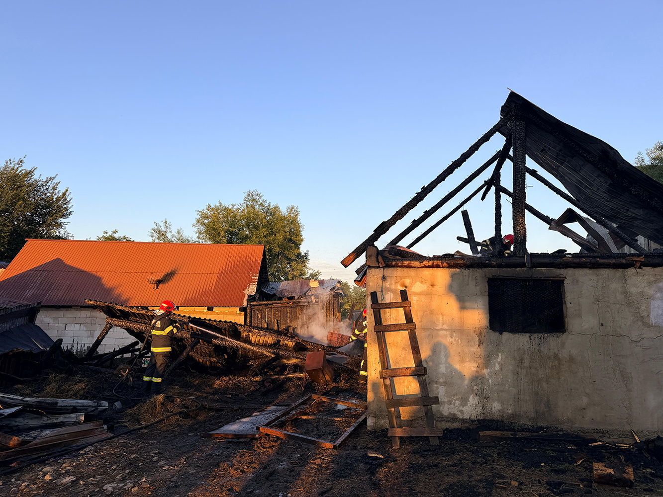 Un incendiu izbucnit într-un adăpost de animale s-a extins la gospodăriile vecine