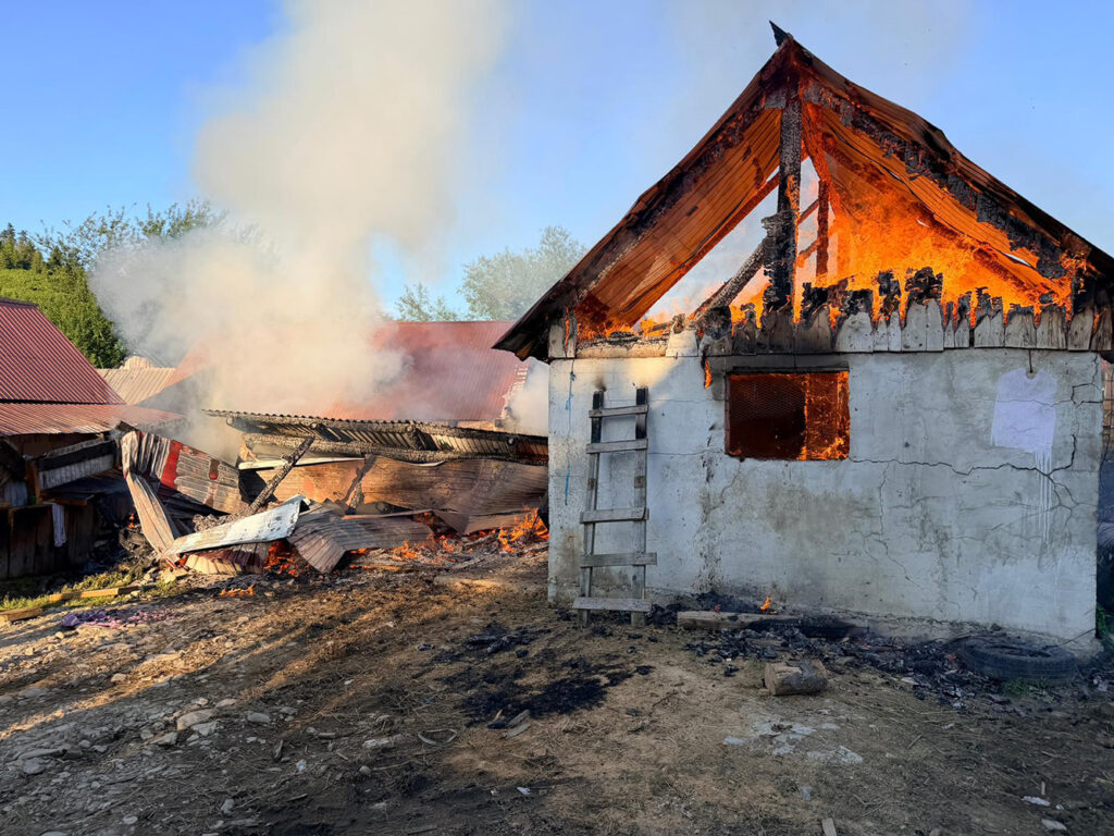 Un incendiu izbucnit într-un adăpost de animale s-a extins la gospodăriile vecine