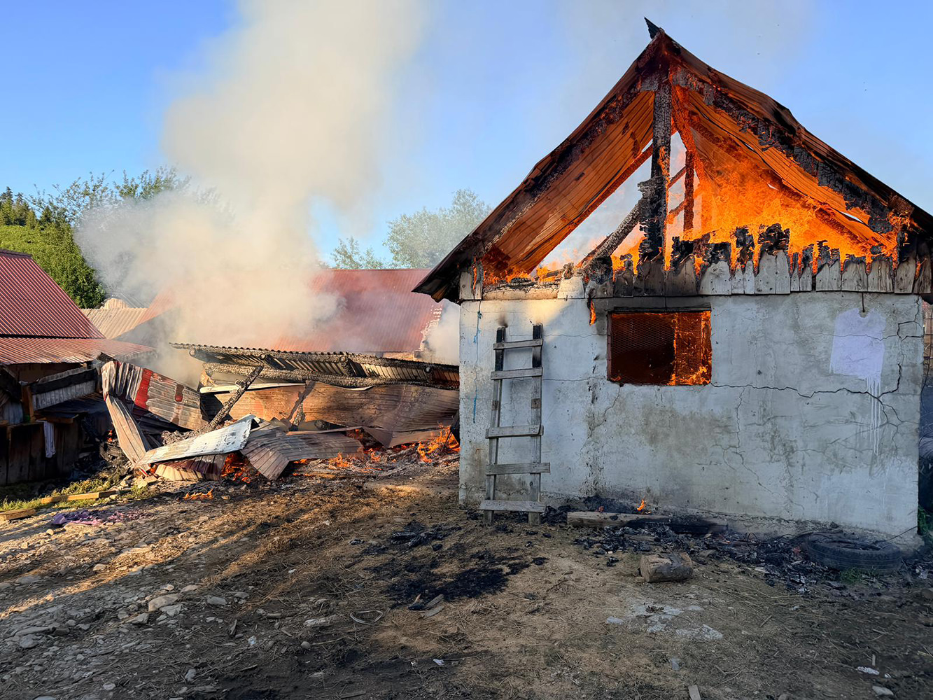Un incendiu izbucnit într-un adăpost de animale s-a extins la gospodăriile vecine