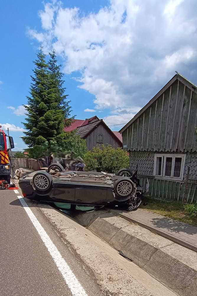 Un șofer de 76 de ani a ajuns la spital după ce s-a răsturnat cu mașina la Sucevița