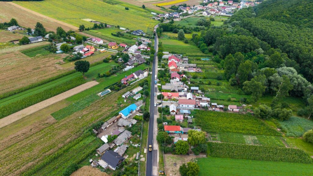 Consiliul Județean Suceava modernizează drumul județean dintre Dolhești și Forăști