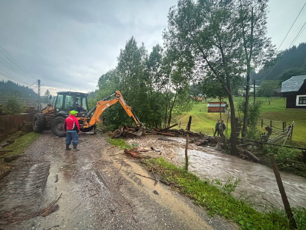 Inundațiile au afectat mai multe locuințe și gospodării din Cârlibaba și Breaza