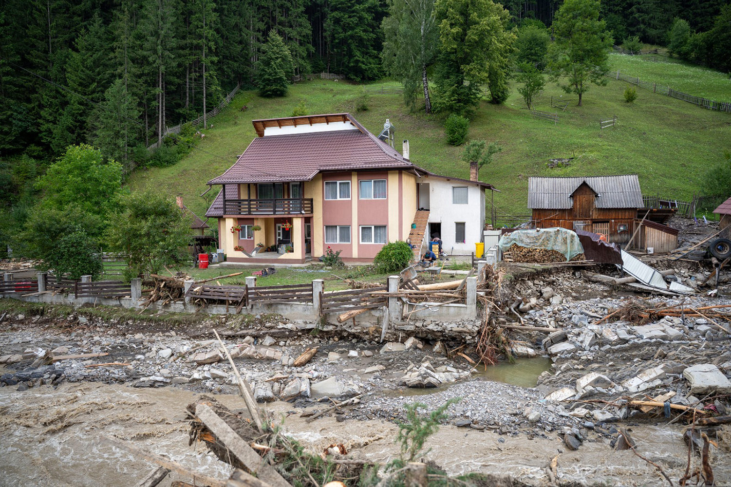 La un an de la inundațiile din Broșteni, Consiliul Județean Suceava prezintă bilanțul lucrărilor de refacere
