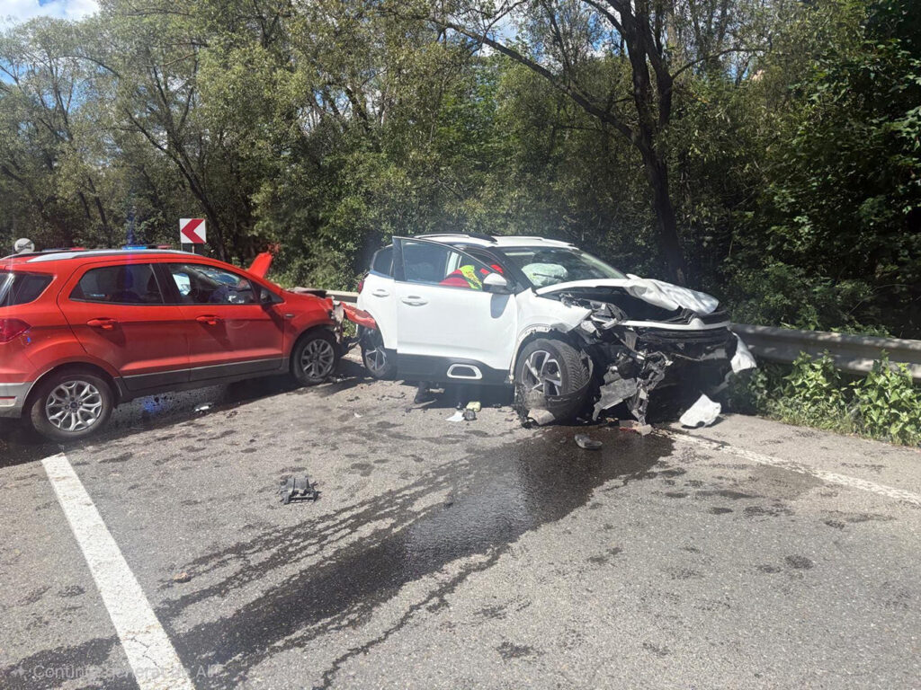 Șase persoane, inclusiv doi minori, transportate la spital după un accident la Pojorâta