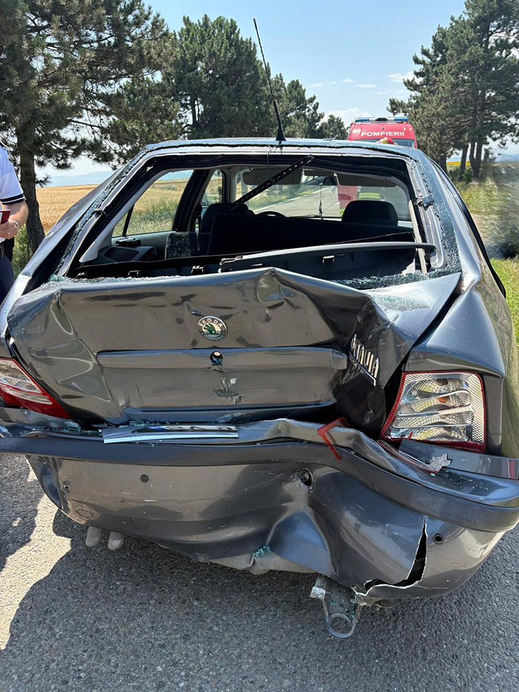 Un adult și doi minori au ajuns la spital după un accident rutier la Salcea