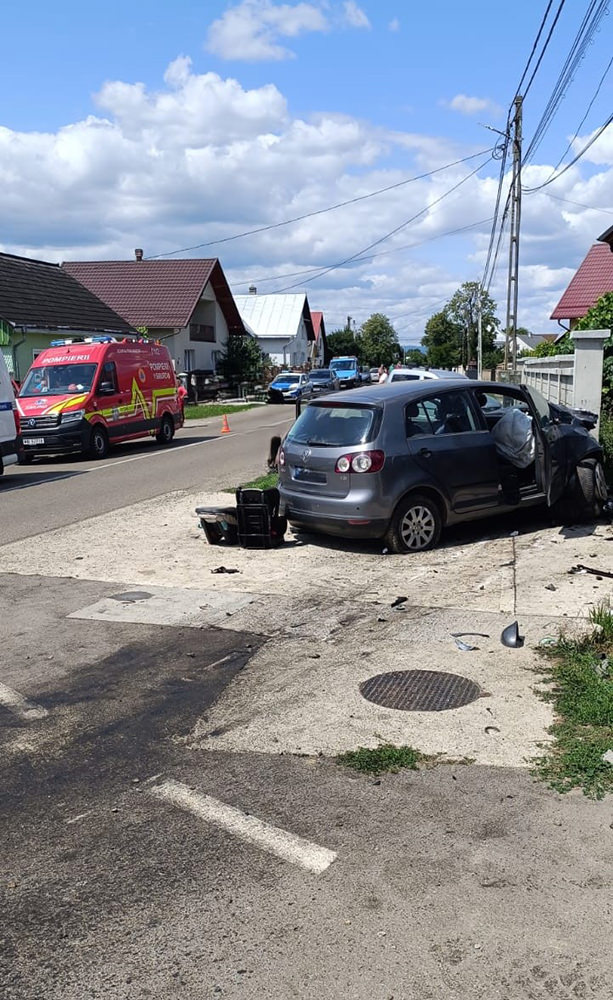 Un autoturism a lovit un cap de pod în localitatea Satu Mare, cinci persoane fiind rănite