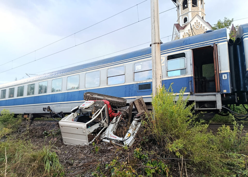 Un bărbat a murit după ce un tren a lovit un excavator la Pojorâta
