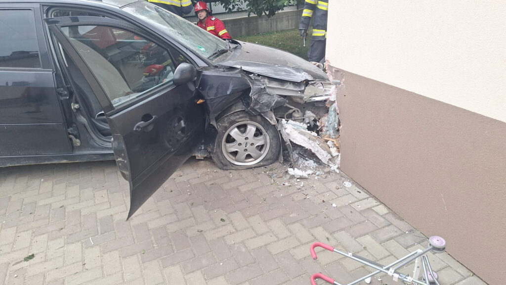 Un grav accident rutier s-a produs pe raza orașului Vicovu de Sus, unde un autoturism a părăsit partea carosabilă