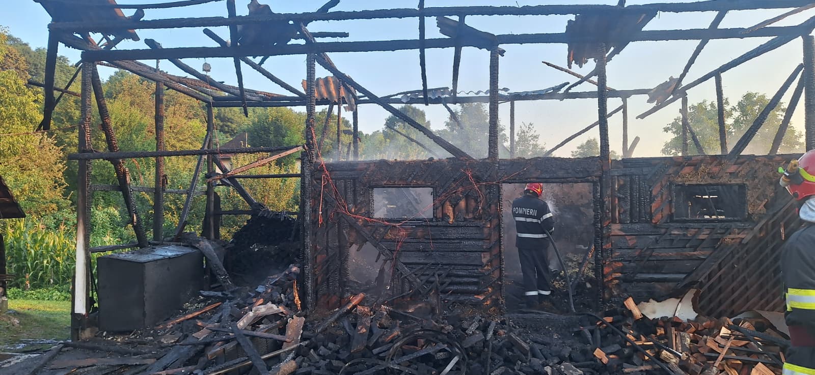 Un incendiu a distrus un adăpost de animale din Rădășeni