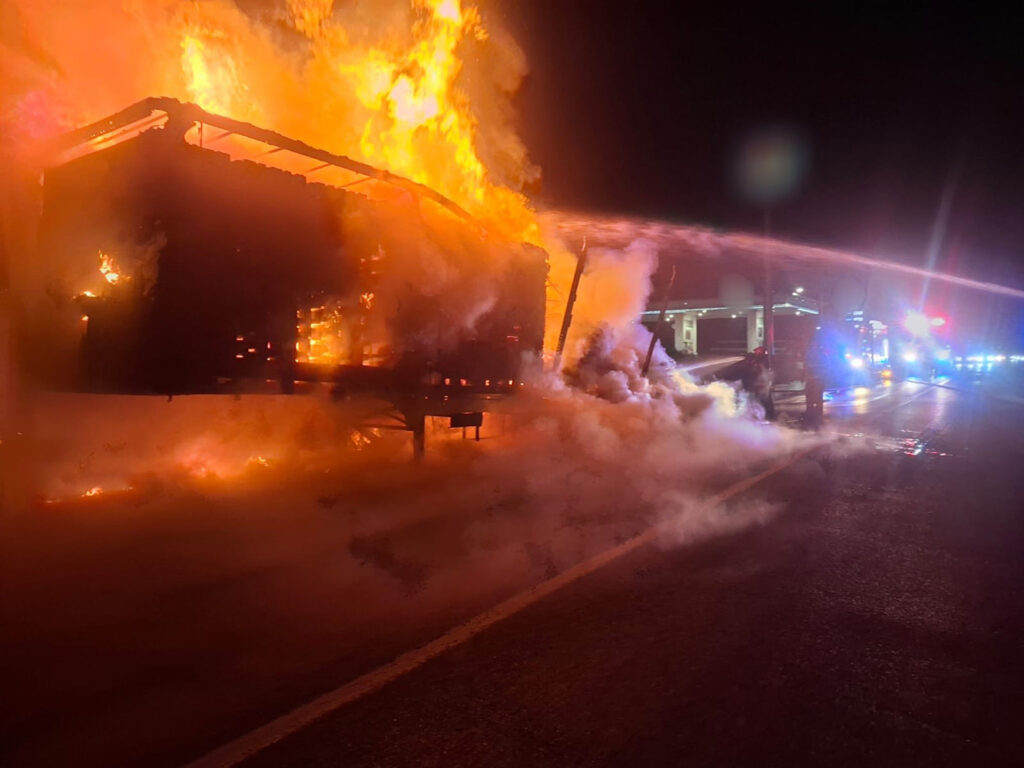 Aproximativ șapte sute de europaleți și o semiremorcă au ars într-un incendiu pe E 85, la Drăgușeni