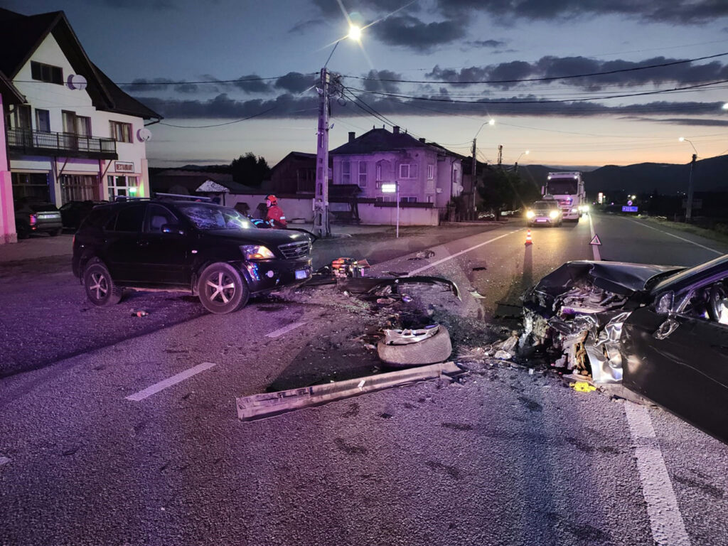 Coliziune între două autoturisme la Poiana Stampei