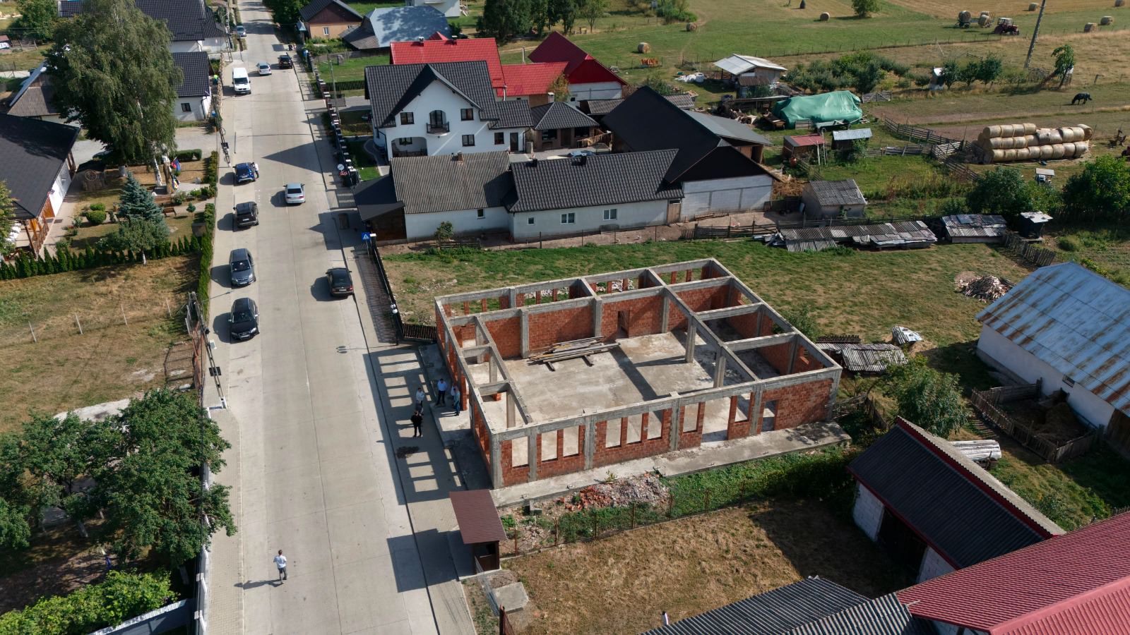 Drumuri modernizate și un nou așezământ cultural în construcție la Poieni-Solca