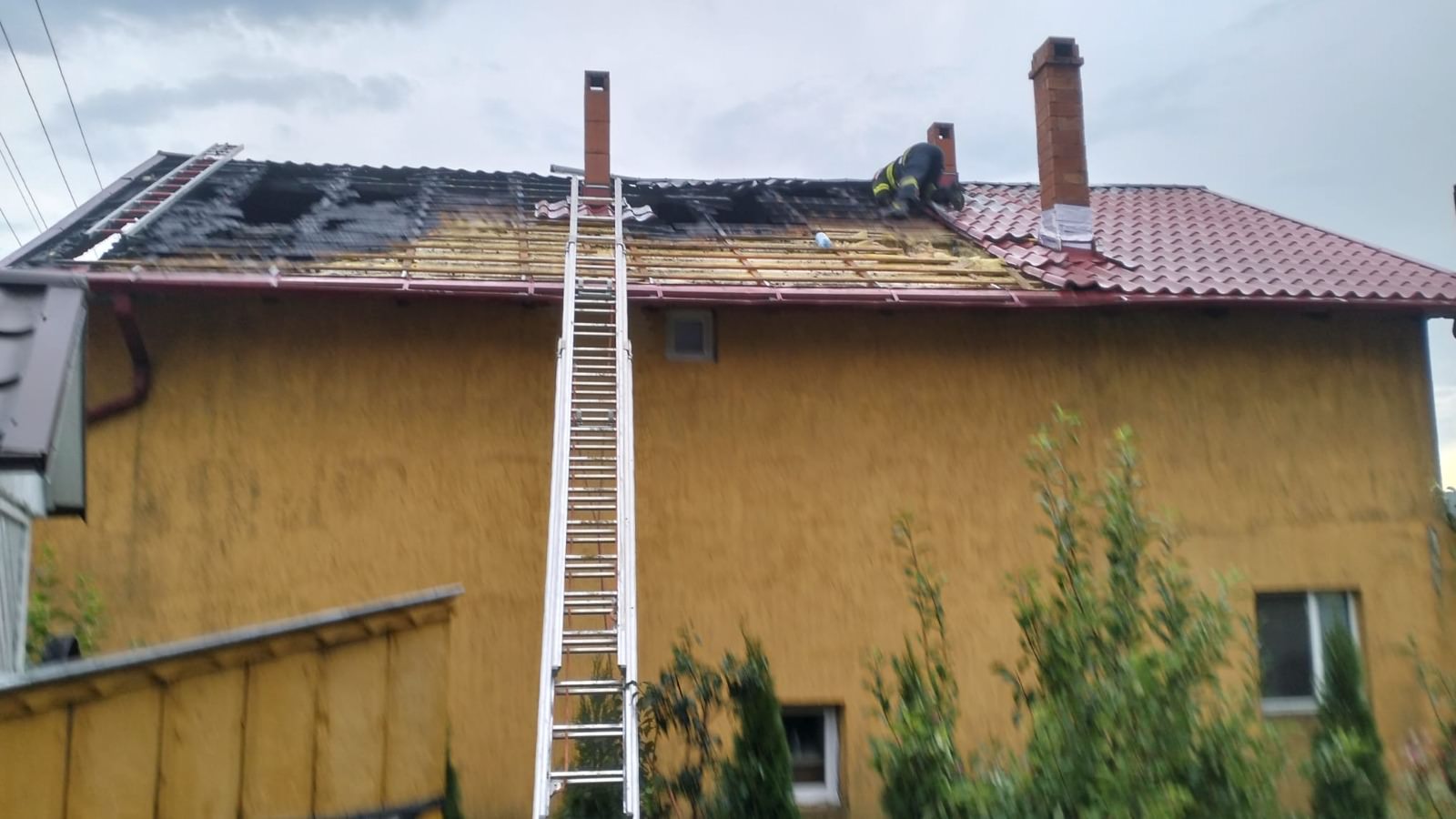 Incendiu puternic la un duplex din Dolheștii Mari