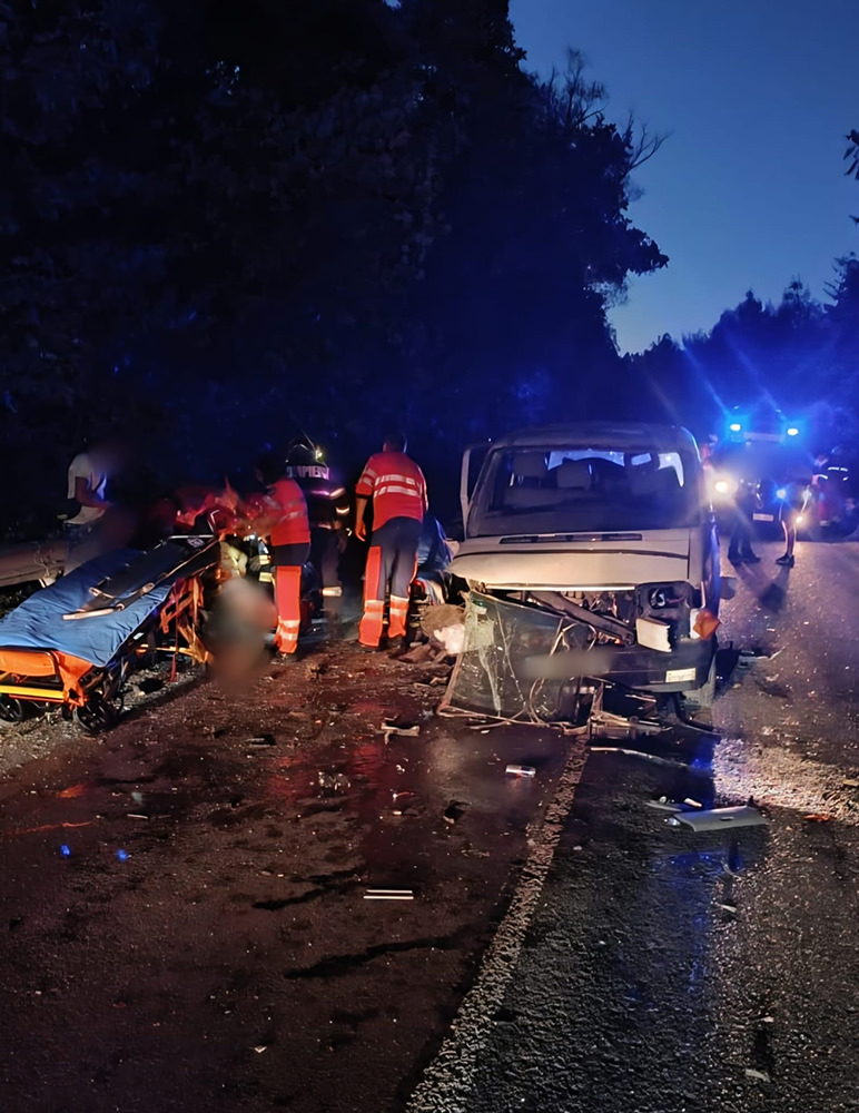 Patru persoane au ajuns la spital după o coliziune între un microbuz și două autoturisme la Frătăuții Noi