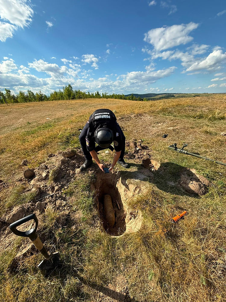 Proiectil din Primul Război Mondial, găsit de un detectorist la Arbore și ridicat de pirotehniștii ISU Suceava