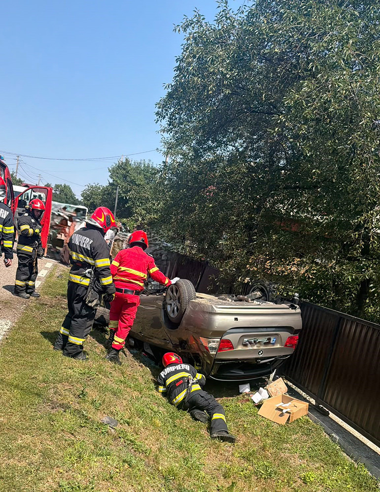 Șofer încarcerat și inconștient după un accident produs la Vârfu Dealului