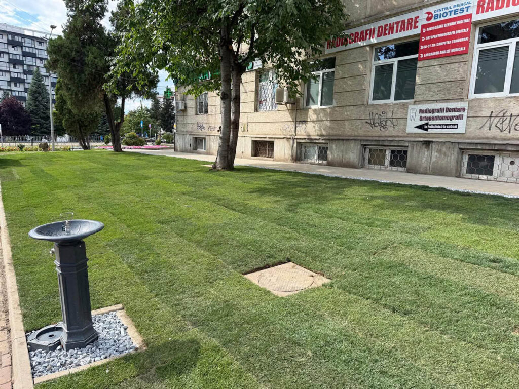 Spațiul din zona stației Policlinică din Suceava a fost reamenajat după îndepărtarea celor cinci chioșcuri