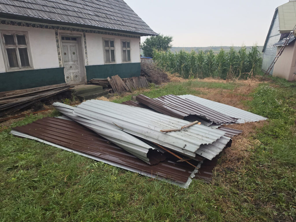 Vântul puternic a doborât copaci și a smuls acoperișul unei case din Moara