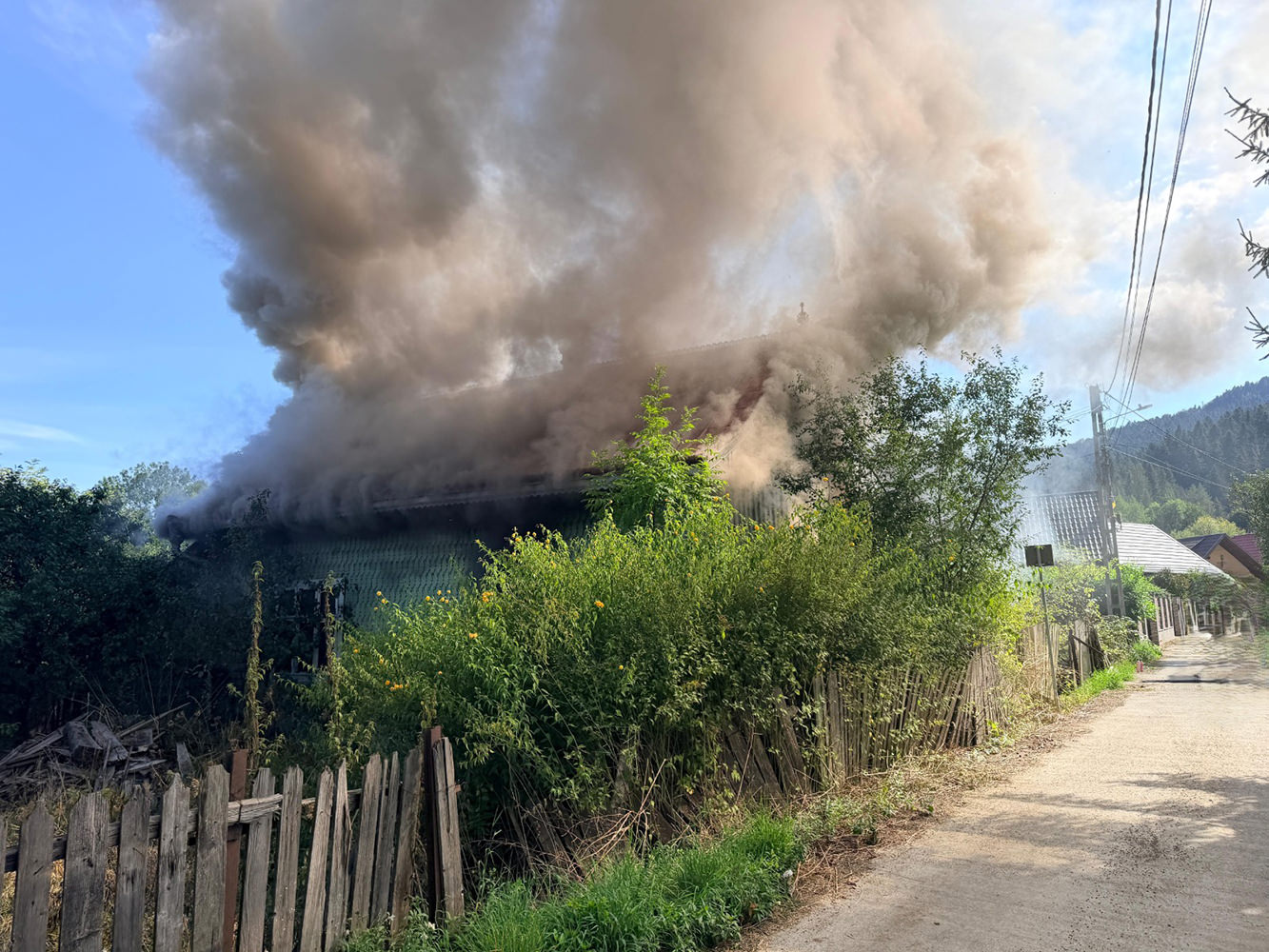 Casă din Sucevița, distrusă de un incendiu izbucnit în urma unui scurtcircuit
