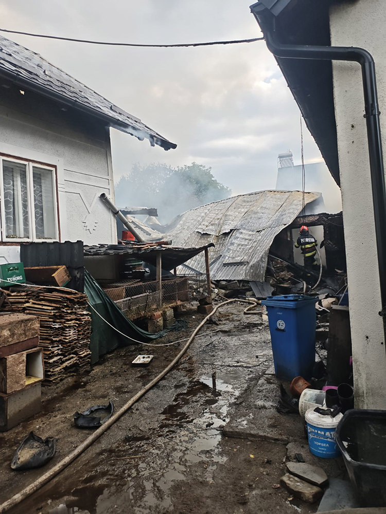 Două locuințe, două anexe și un garaj au fost afectate de un incendiu la Bucșoaia