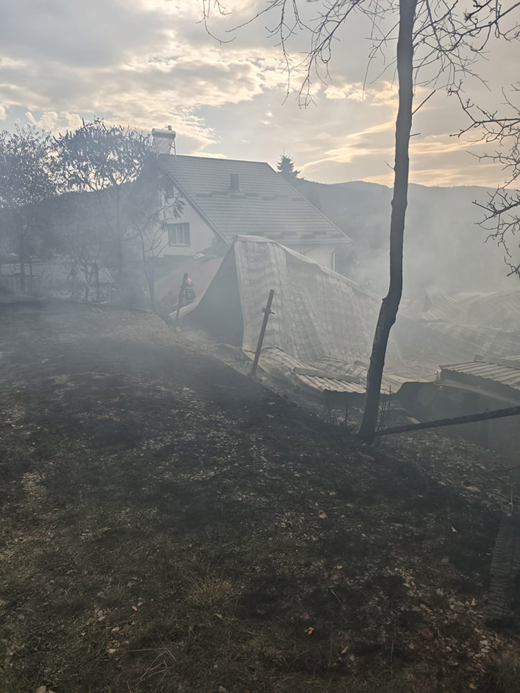 Două locuințe, două anexe și un garaj au fost afectate de un incendiu la Bucșoaia