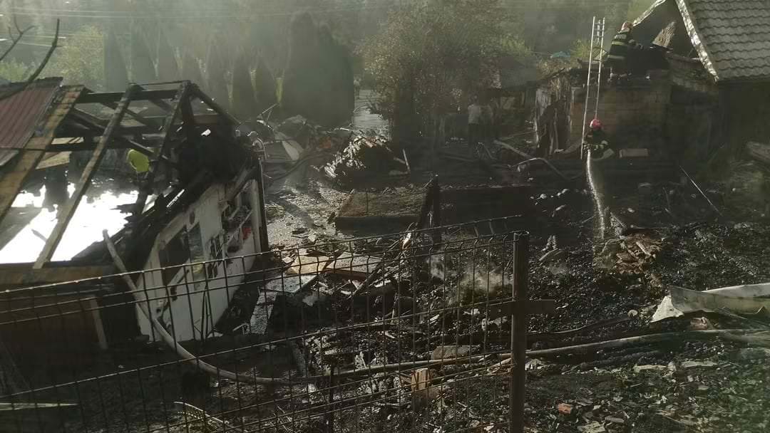 Două locuințe, două anexe și un garaj au fost afectate de un incendiu la Bucșoaia