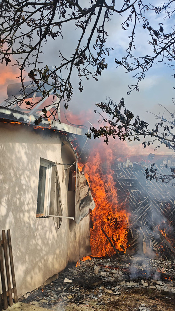 Două locuințe, două anexe și un garaj au fost afectate de un incendiu la Bucșoaia