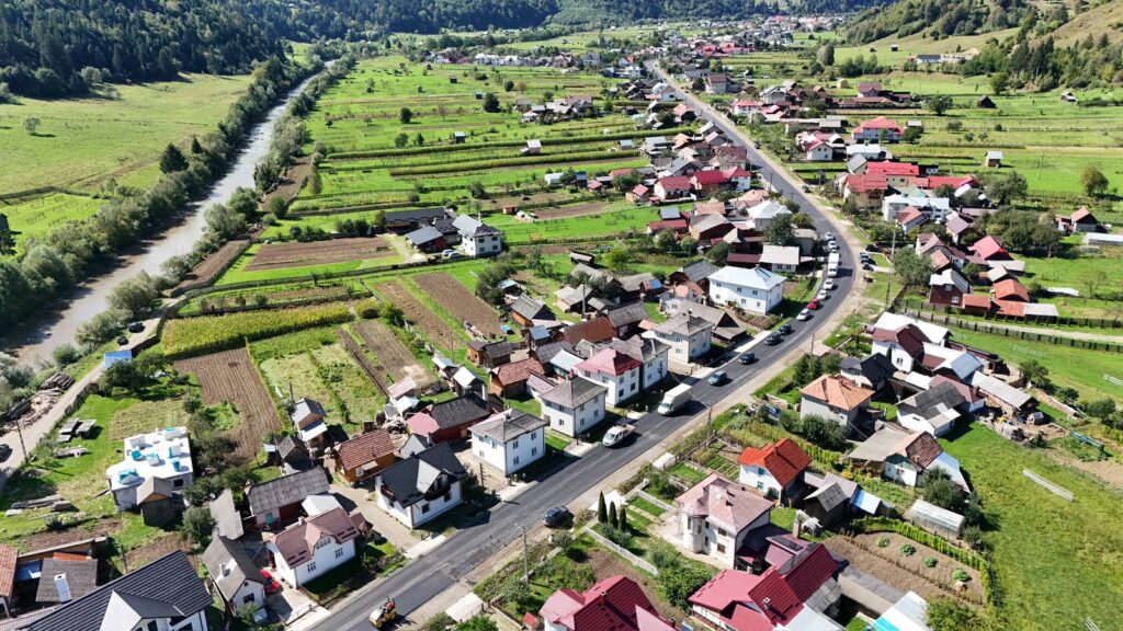 Zece dintre cei 17 kilometri ai DJ 176 Moldovița - Vama au fost asfaltați