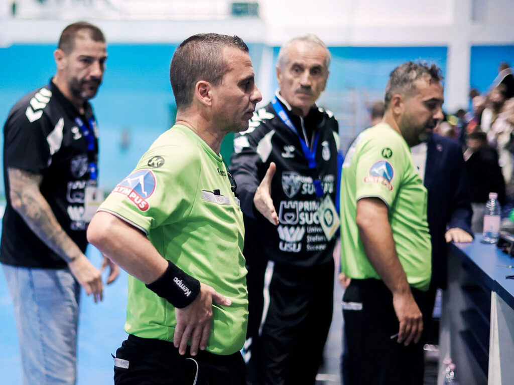 Arbitrii meciului CSU Suceava - CSM București au fost suspendați pentru patru etape de Federația Română de Handbal