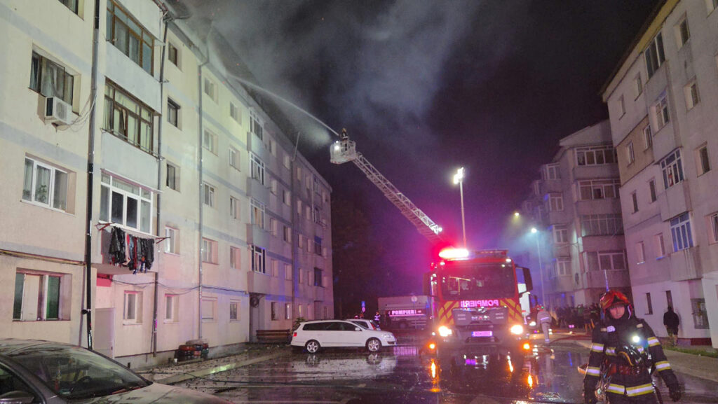 Incendiu de amploare la un bloc din Suceava